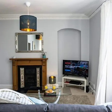 Beautiful First Floor Period Apartment *